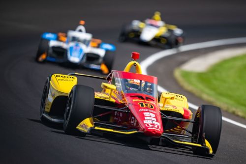 Alex Palou traint voor de Indy 500
