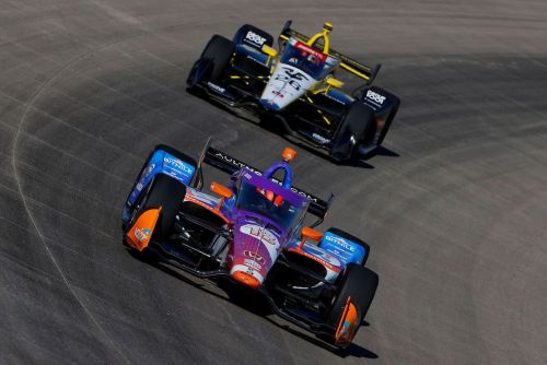 Rinus VeeKay voor Colton Herta op de Nashville Superspeedway